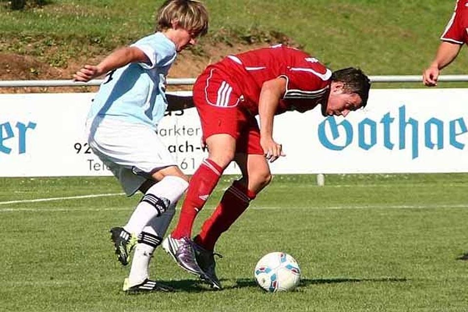 Königsstein (in Rot) will dem FC Amberg einen heißen Kampf bieten.  Foto: Pemp