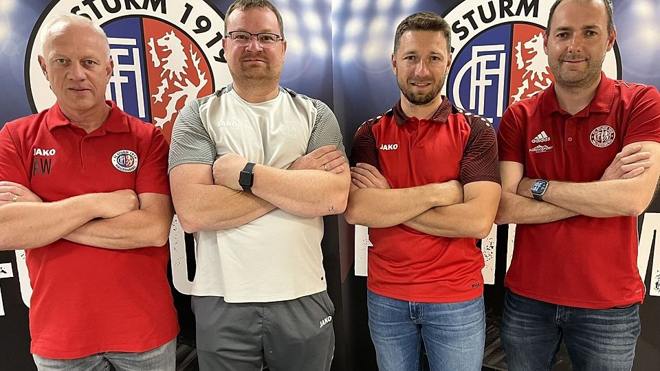 Das Führungsteam des FC Sturm Hauzenberg (von links nach rechts): Teammanager Andreas Würfl und die Trainer Stefan Antezberger, Johannes Schäffner und Tobias Binder 