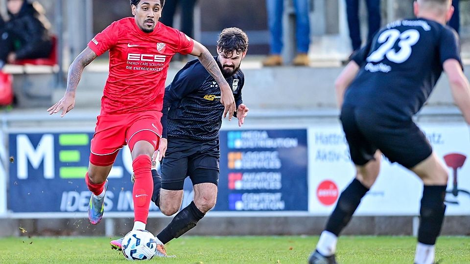 v.li.: Ikenna Ezeala (SV Heimstetten, 10) Lukas Kellner (Geretsried, 7) im Zweikampf, Duell, duel, tackle, Dynamik, Action, Aktion