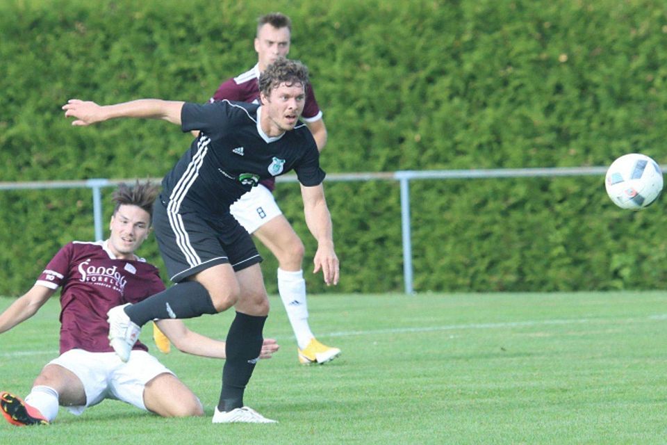 Retter in der Not: Altenstadts Spielertrainer Christoph Schmitt schoss zwei Tore – bei beiden lief bereits die Nachspielzeit.