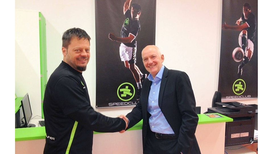 Der Abteilungsleiter und Ralf Jaser einigten sich auf weitere Zusammenarbeit. F: Neuried