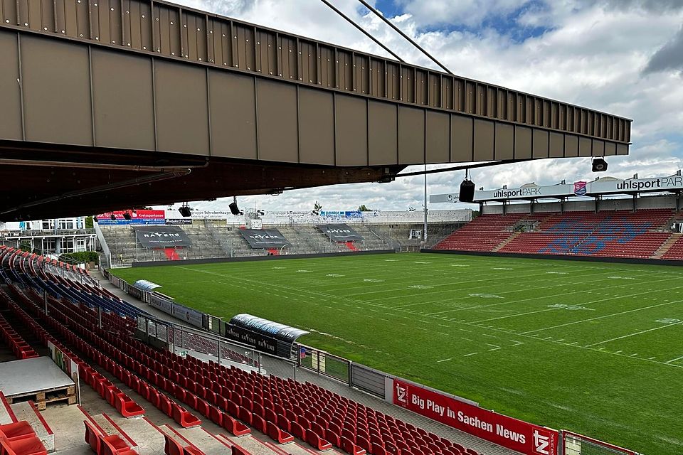 Football statt Fußball: Der Unterhachinger Sportpark ist den Sommer über umliniert.