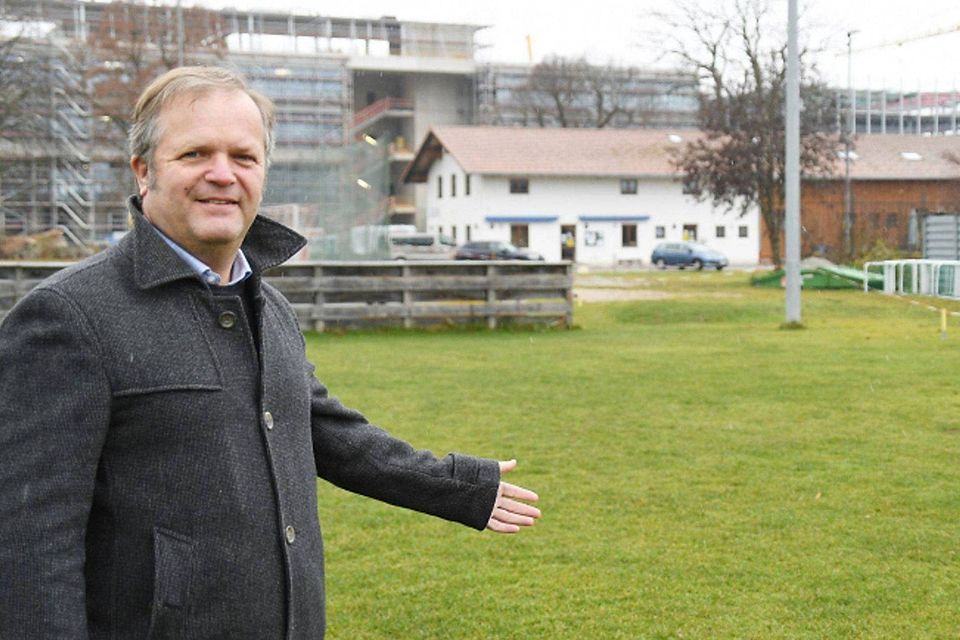 Da könnte er hin: SF-Vorsitzender Klaus Stein zeigt den Bereich, auf dem der Kunstrasen am Föchinger Sportgelände entstehen könnte. 
