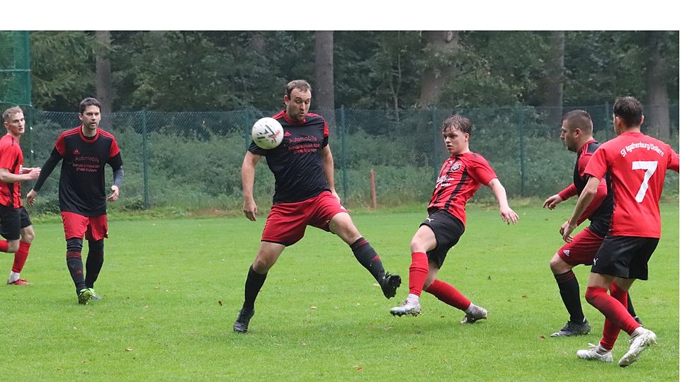 Der FC Mulsum/Kutenholz II versuchte alles, hier attackierte Tobias Engelhardt den starken Justin Sladek....