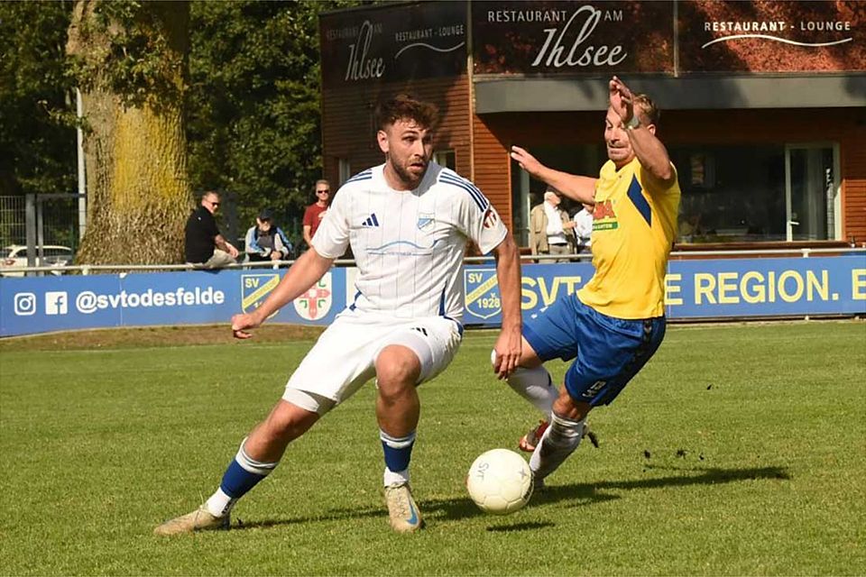 Florian Kuklinski (TUS Rotenhof), hier gegen Christian Rave (SV Todesfelde), erzielte den goldenen Treffer.