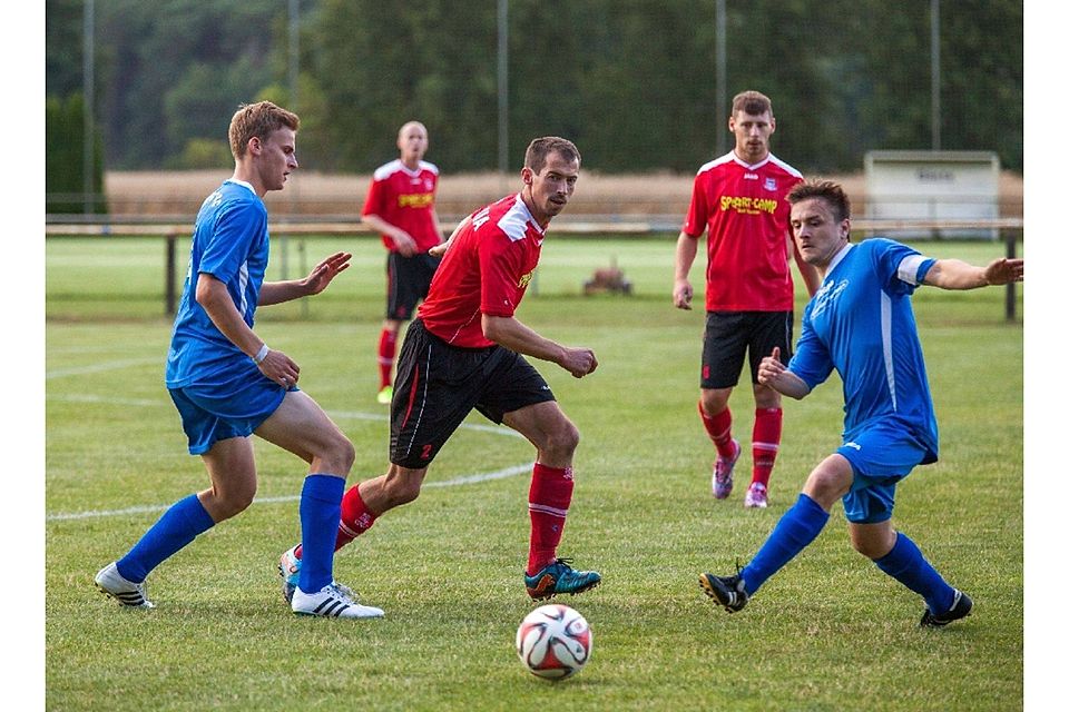 Ball im Blick: Borussias Michael Petzky (Mitte) im Duell mit Storkows Felix Frind (links) und Martin Neubert   ©MOZ/Jörn Tornow