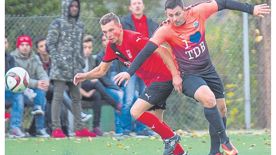 Waldesruh-Doppeltorschütze Marcel Born (re.) im Laufduell mit Waldhorn-Spieler Slawomir Rodzen.	Foto: Thorsten Gutschall