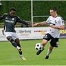 Christen Mensah (Phönix) im Duell mit Doppeltorschütze Mika Kieselbach (Heider SV). 