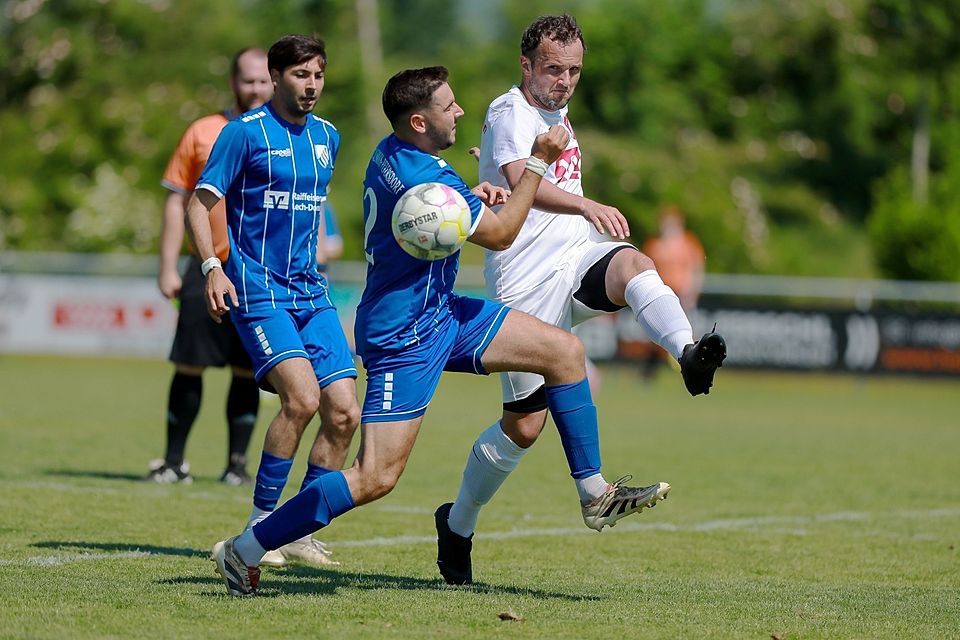 Müssen weiter um den Klassenerhalt bangen: Roland Heckel (rechts) und der FC Rennertshofen. Müssen weiter um den Klassenerhalt bangen: Roland Heckel (rechts) und der FC Rennertshofen.