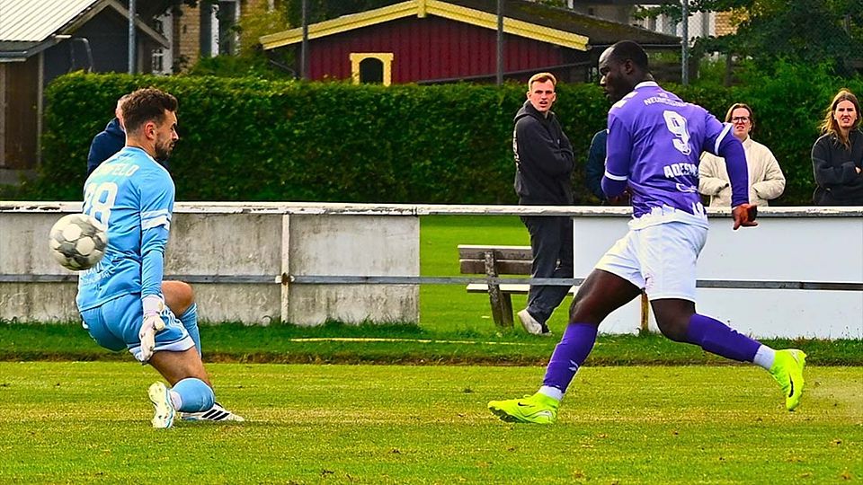 Moshood Adesanya (VfR Neumünster) bleibt vor Matthies Meyer (Preußen reinfeld) cool zum 2-1 für den VfR.