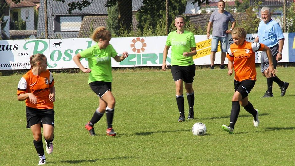 Gegen den mit Spielerinnen aus dem Verbandsliga-Team (am Ball Laura Szatzker) angereisten FFV Heidenheim II setzten sich die Gastgeberinnen aus Hohenmemmingen mit 4:1 durch. F: Mathias Ostertag