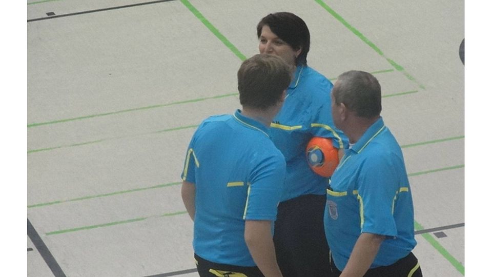 Die Schiedsrichter hatten bei der Zwischenrunde zur HKM in Weiden am vergangenen Sonntag leichtes Spiel und brachten die Spiele souverän über die Bühne. Im Bild: Kreisschiedsrichterobmann Willibald Hirsch mit seinem Team.  F: Uwe Selch