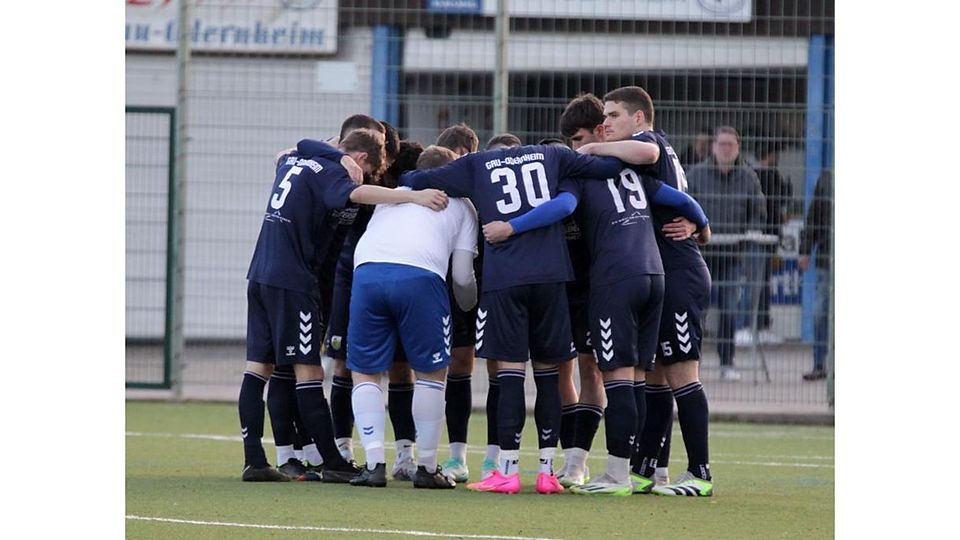 Gemeinsam als Kollektiv im Abstiegskampf: Die Verbandsliga-Fußballer bereiten sich vor der Partie gegen Steinwenden im Spielerkreis auf die Begegnung vor.