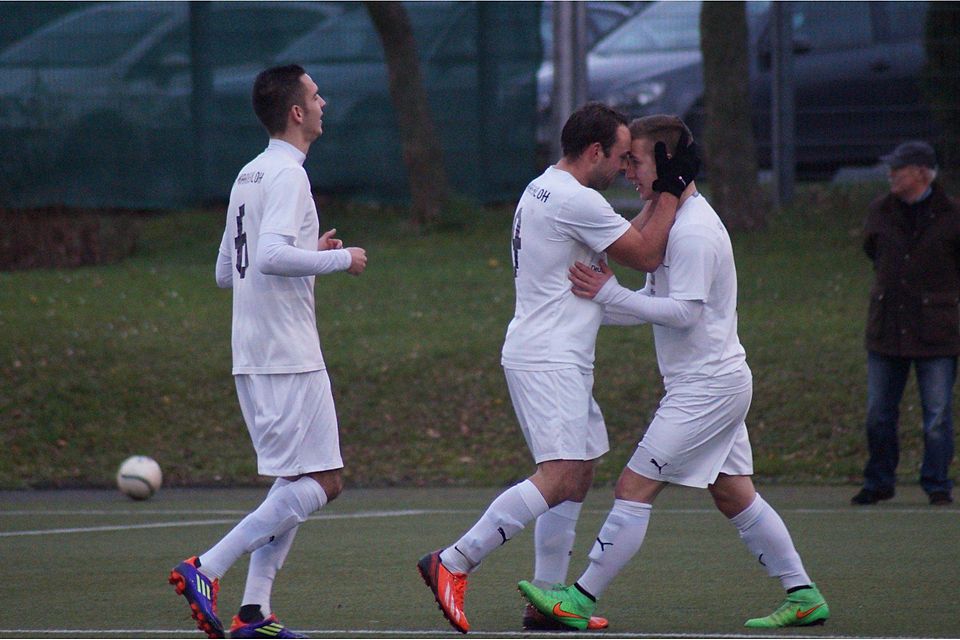 Torschützen unter sich: Andre Ernst (Mitte) beglückwünscht Kevin Gulba (rechts) zum Siegtreffer. Foto: Bokun