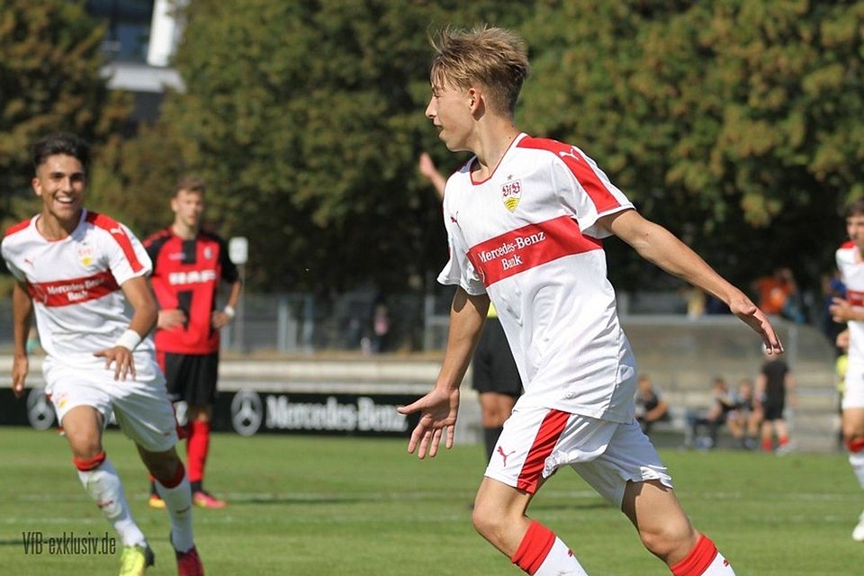 Da war die Welt des VfB Stuttgart noch in Ordnung: Nick Bätzner erzielt das zwischenzeitliche 2:0. Am Ende mussten sich die Stuttgarter B-Junioren gegen den SC Freiburg mit einem 2:2 begnügen. F: Lommel