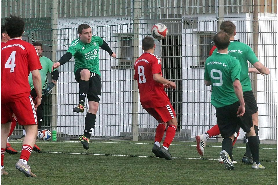 Einer von vielen Torschüssen: Michael Demmel Michael nimmt das Tor der Gäste ins Visier.