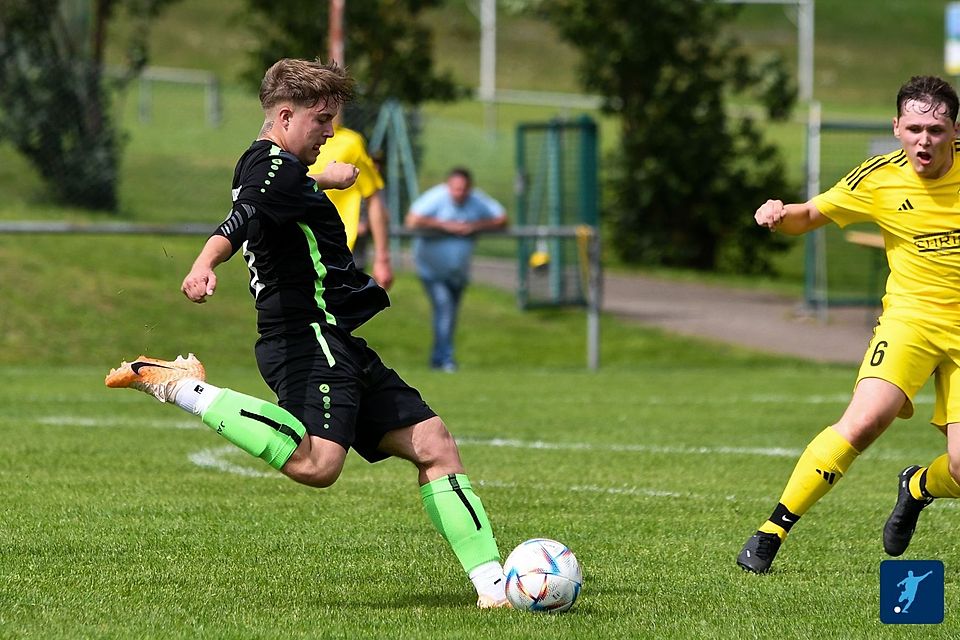 Nach der vorherigen perfekten Bilanz von fünf Siegen im Kalenderjahr 2026 musste der FV Kreuznacher Kickers (links im Bild ein Akteur des FV in Aktion) erstmals ein Remis verkraften - wird damit in Unterzahl aber wahrscheinlich trotzdem gut leben können.