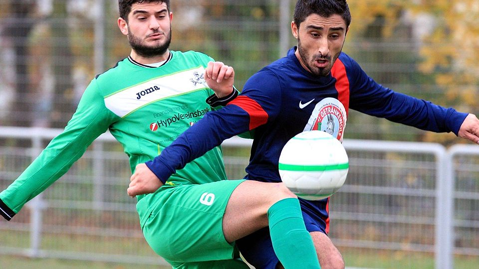 Staunende Haßlocher: Die Dersim-Reserve um Erencan Guenes (links) düpiert Gastgeber TVH (Mustafa Koc) mit 4:1 Toren. Foto: VF / Andre Dziemballa