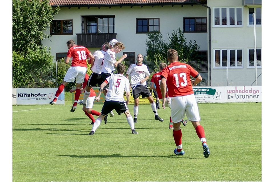 Erfolgreich durchgesetzt: Beim ersten Vorbereitungsspiel auf den Liga-Neustart besiegte der SV Miesbach (weiße Trikots) den SV Tattenhausen klar mit 5:0.