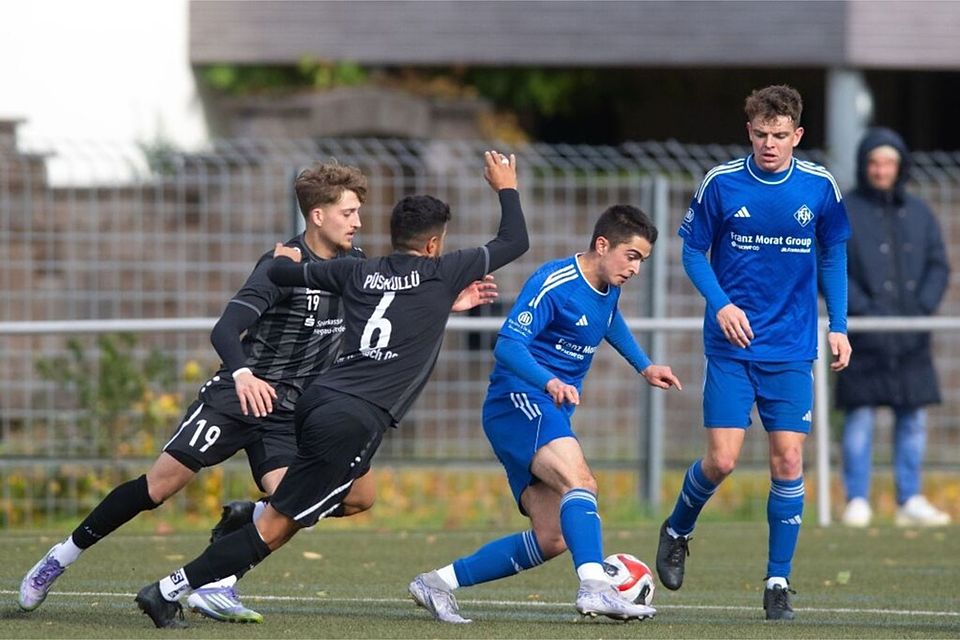 Ricardo da Silva Marques (am Ball, gegen den VfR Stockach) und der FC Neustadt brauchen im Frühling ein mittelgroßes Fußballwunder. Ricardo da Silva Marques (am Ball, gegen den VfR Stockach) und der FC Neustadt brauchen im Frühling ein mittelgroßes Fußballwunder.