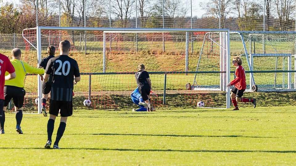 Der TSV Otterfing ging dank seines Doppeltorschützen Yannick Müller (r.) als Sieger vom Platz.