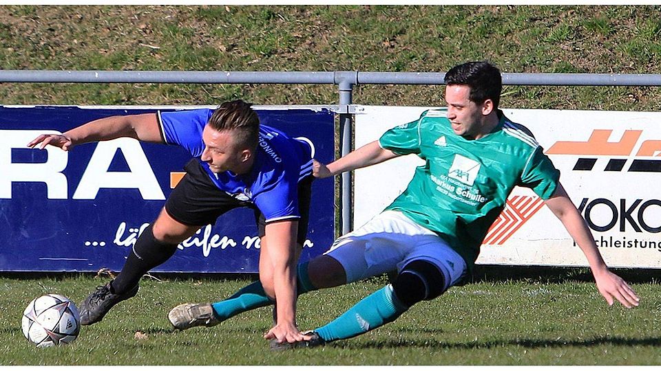 Owingens Kujtim Asllani (li.) im Zweikampf mit Daniel Schraudolf vom TSV Aach-Linz II. Foto: Karl-Heinz Bodon