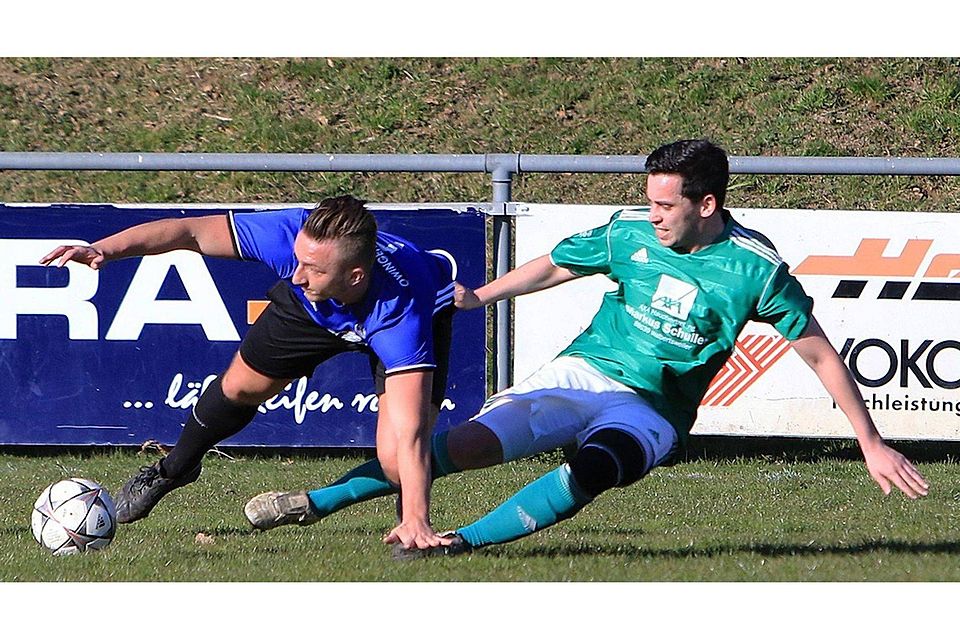 Owingens Kujtim Asllani (li.) im Zweikampf mit Daniel Schraudolf vom TSV Aach-Linz II. Foto: Karl-Heinz Bodon