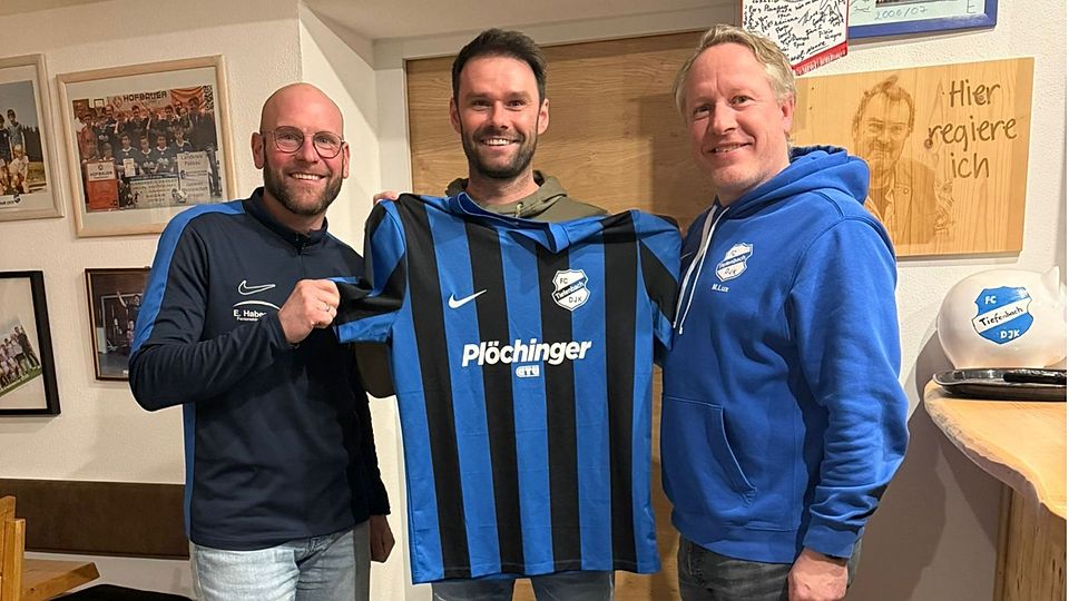 Marco Wetscheck (Bildmitte) ist ab der neuen Saison Chefanweiser des FC Tiefenbach DJK 
