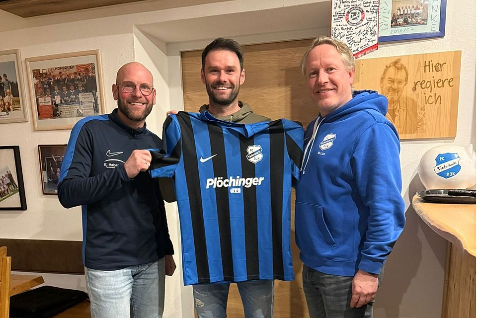 Marco Wetscheck (Bildmitte) ist ab der neuen Saison Chefanweiser des FC Tiefenbach DJK 