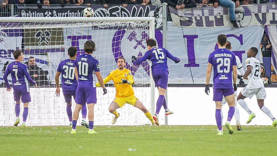 Elfmeter rausgeholt, verschossen und dennoch getroffen: Ex-Löwe Marcel Bär schießt Aue gegen 1860 München zum Sieg.
