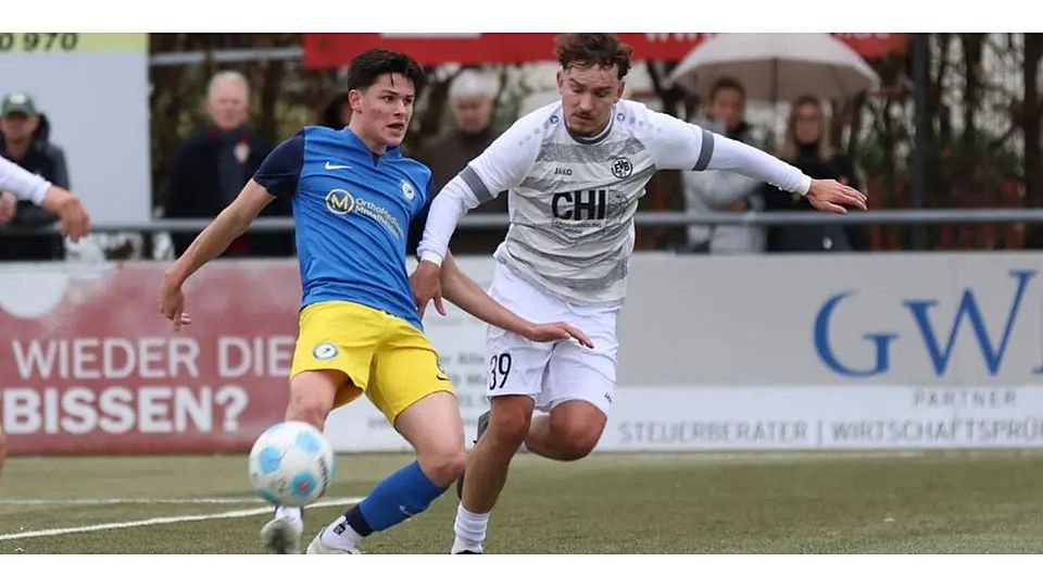 Ben Parson (li., hier gegen Biebrichs Maurice Pinger) und die SF/BG Marburglinks treten zum sportlichen Jahresabschluss beim TSV Steinbach II an. © Jens Schmidt