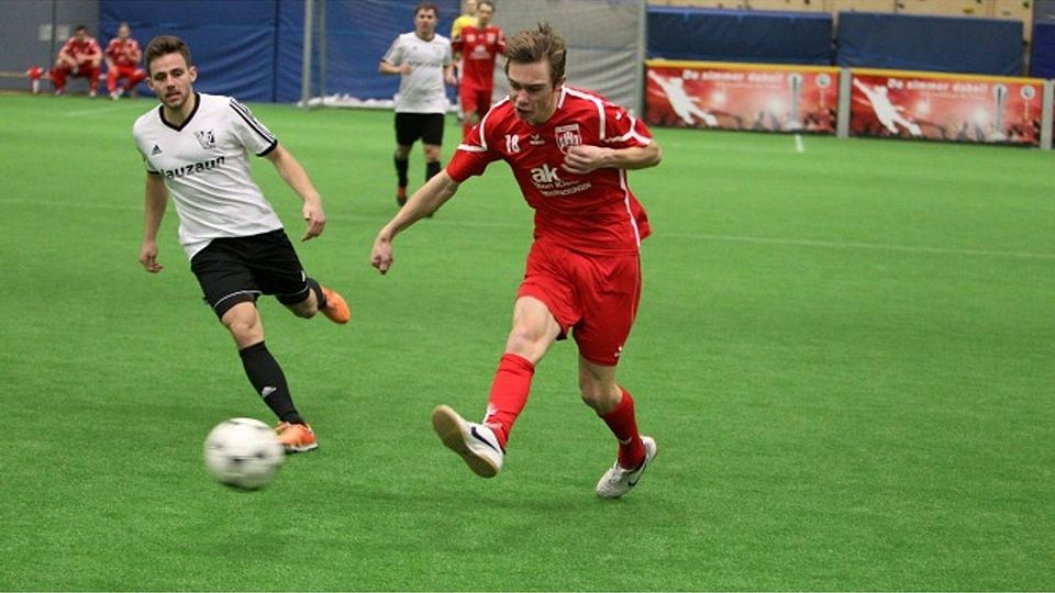 Rico Rollepatz  (rechts) - hier noch im Trikot des FC Hennef, den er im Sommer in Richtung Euskirchen verlassen hat - hat endlich seine ersten Spiele für den TSC absolviert