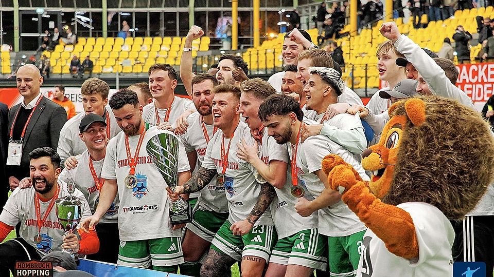 Schüren feiert den Titel. 