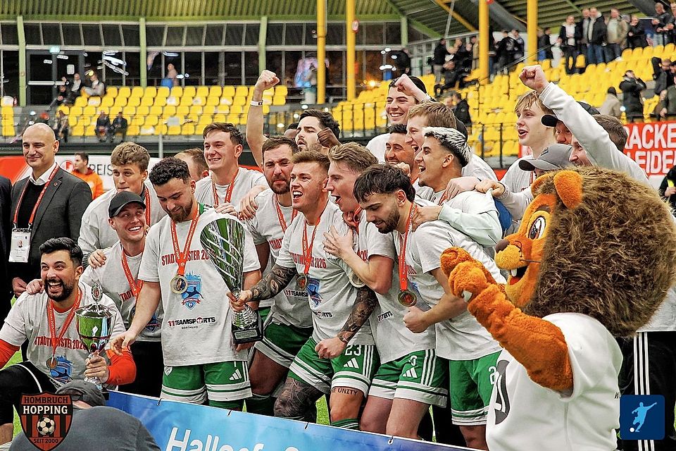 Schüren feiert den Titel. 