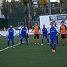 Lasauvage (in orange), hier beim Liga-Gastsspiel in Gasperich, hat noch eine Chance auf den Klassenerhalt