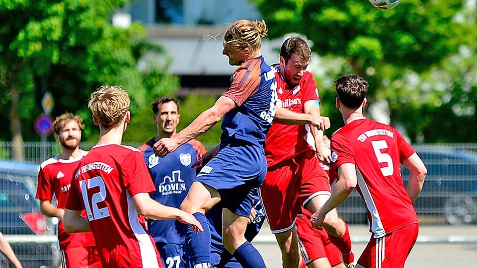 Mit dem Hinterkopf brachte Torjäger Bastian Renner (blaues Trikot, Mitte) die Langerringer nach der Pause mit 2:1 in Führung. 