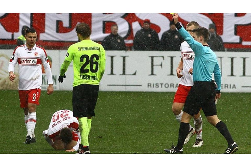 Bloß keine Gelbsperre abholen lautet das Motto bei Wehen Wiesbaden vor den Relegationsspielen. Marcel Titsch-Rivero (hier im Bild gegen Cottbus) ist jedoch einer der nicht gefährdeten Spieler. Archivfoto: Bock Bloß keine Gelbsperre abholen lautet das Motto bei Wehen Wiesbaden vor den Relegationsspielen. Marcel Titsch-Rivero (hier im Bild gegen Cottbus) ist jedoch einer der nicht gefährdeten Spieler. Archivfoto: Bock