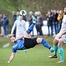 Gelingt ein Befreiungsschlag im Derby? Der ASV Habach (blaue Trikots, hier Matthias Adelwart) möchte beim SV Bad Heilbrunn raus aus der Negativspirale. Das Foto entstand im direkten Duell im November 2023.