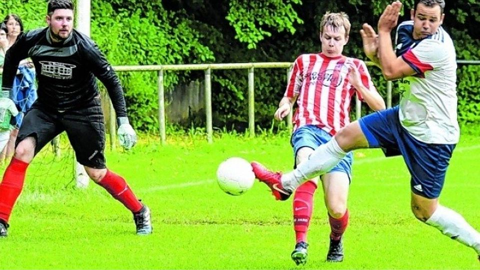 VfR Übach-Palenberg – SC Selfkant 0:1: Die große Chance zum zweiten Treffer für die Gäste aus dem Selfkant wird hier vergeben.Foto: Karl-Heinz Hamacher