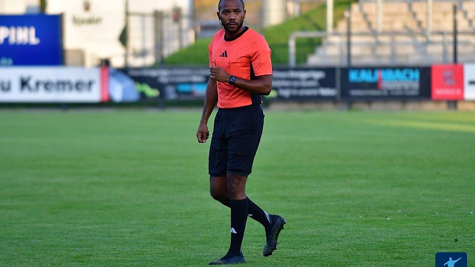 Jonah Besong pfeift jetzt 3.Liga