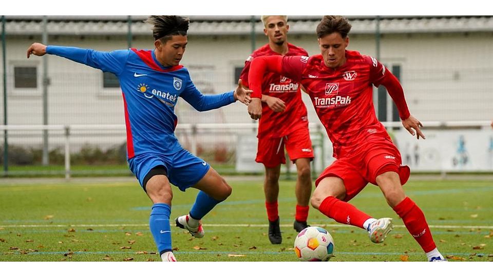 Fabian Bräuer (r.), der hier das Leder gegen Yuki Iwamoto verteidigt, und sein SC Waldgirmes U23, liefern sich mit dem FC Waldbrunn ein enges Duell, das sie am Ende doch mit 2:3 verlieren. © Isabel Althof