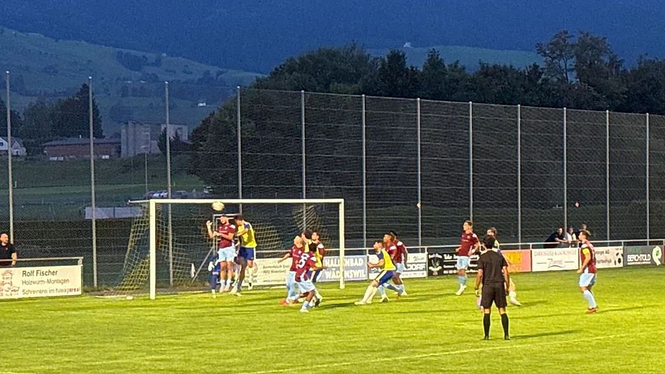 Wädenswil bezwingt Höngg 2 zum Abschluss des ersten Spieltags.