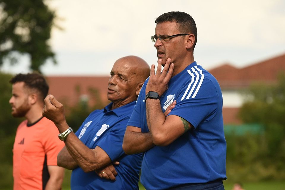 Die zweite Halbzeit brachte das Jevenstedter Trainerduo Bill Chaffe (li.) und Jilani Ben Mahmoud (Jevenstedt) zum Nachdenken.