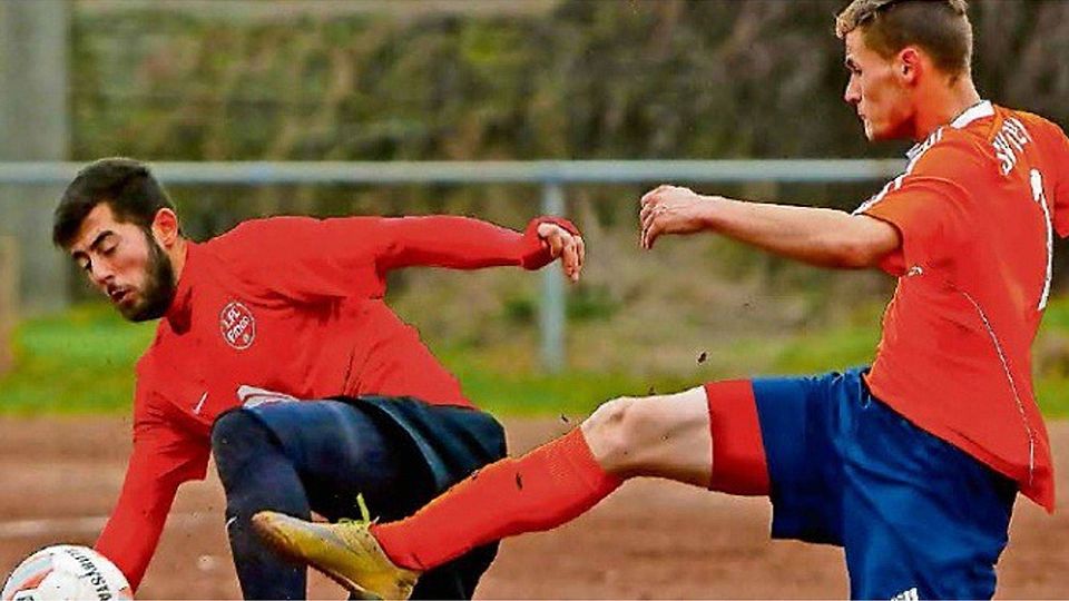 Dennis Schleef (rechts) zieht im Kellerduell vollspann ab und zwingt dabei Fittens zweifachen Torschützen Ünal Okatar, der in der Schlussminute noch die Rote Karte gezeigt bekam, in die Knie. Foto: Britz