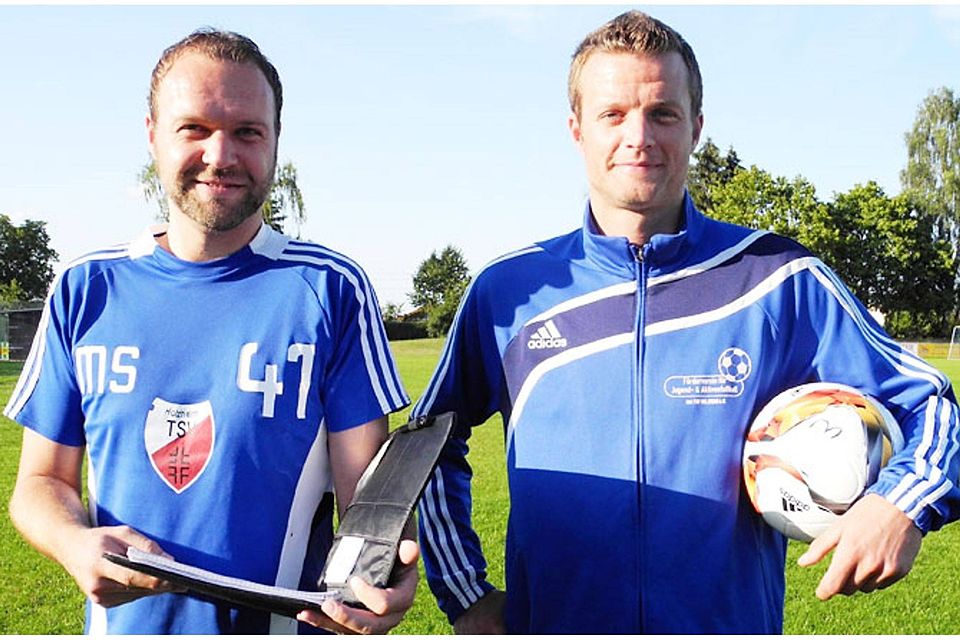 Brüder und Trainer-Duo in Personalunion: Michael (links) und Thomas Schwer freuen sich über ihren guten Saisonstart mit dem TSV Holzheim in der Kreisliga A2.	F.: Willi Baur