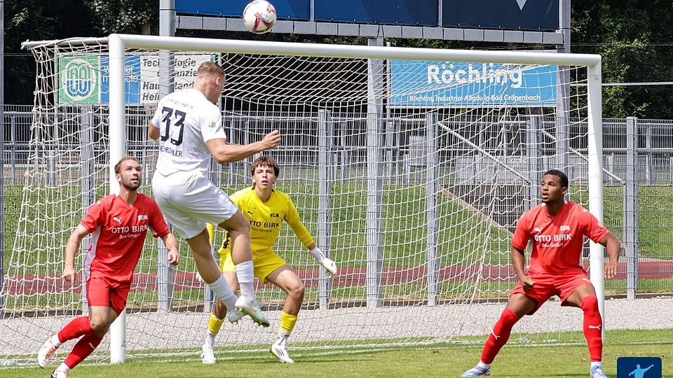 Pfaffenhofens Gabriel Hasenbichler, der zum zwischenzeitlichen 0:2 traf, hatte bei seinem Kopfball reichlich Zuschauer. Memmingens Keeper Benjamin Frick musste letztlich vier Mal hinter sich greifen.
