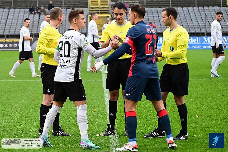 The 1. FC Bocholt is in the Stadion am Zoo zu Gast.