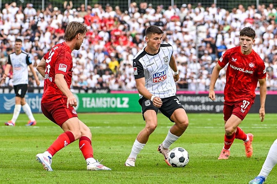 Leon Robinson (rechts, hier im Sommer gegen den SSV Ulm) hat sich unter anderem über den TSV Gau-Odernheim in den Kader des Zweitligisten 1. FC Kaiserslautern gespielt. Foto: nordphoto GmbH / Hafner Leon Robinson (rechts, hier im Sommer gegen den SSV Ulm) hat sich unter anderem über den TSV Gau-Odernheim in den Kader des Zweitligisten 1. FC Kaiserslautern gespielt. Foto: nordphoto GmbH / Hafner