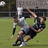 In Schieflage gerieten die Ebersberger Derbysieger mit (schwarz) Simon Wiener gegen den ATSV Kirchseeon um (li.) Thomas Gütermann öfter als erwartet.