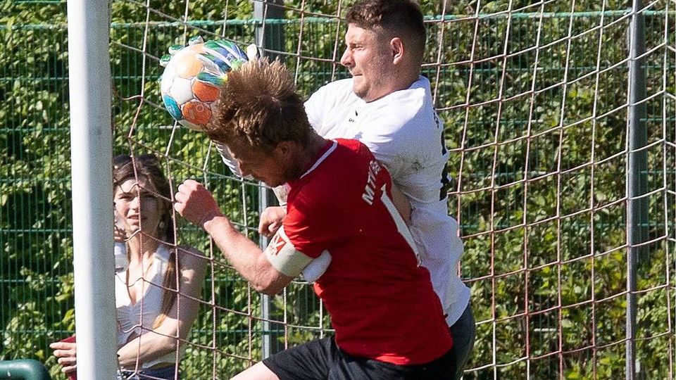 Kampf und Leidenschaft zeigten die Berger Fußballer (vorne Kapitän Fabian Kaske) gegen den SC Oberweikertshofen, dem sie durch das Remis die vorzeitige Meisterfeier vermasselten.